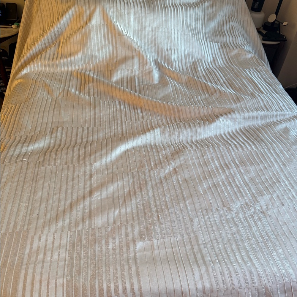 Macy’s hotel collection Elegant Cream duvet cover with zipper